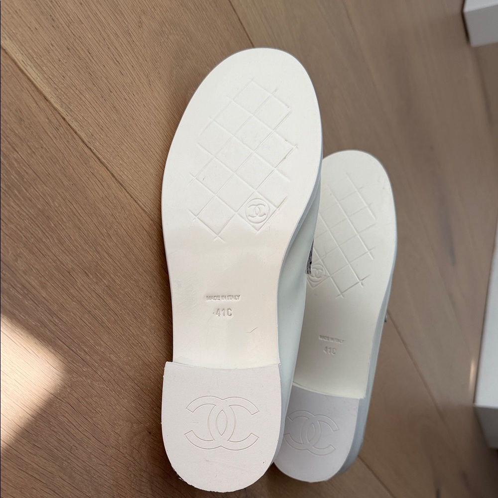 Chanel white Loafers for Women - Picture 2 of 8